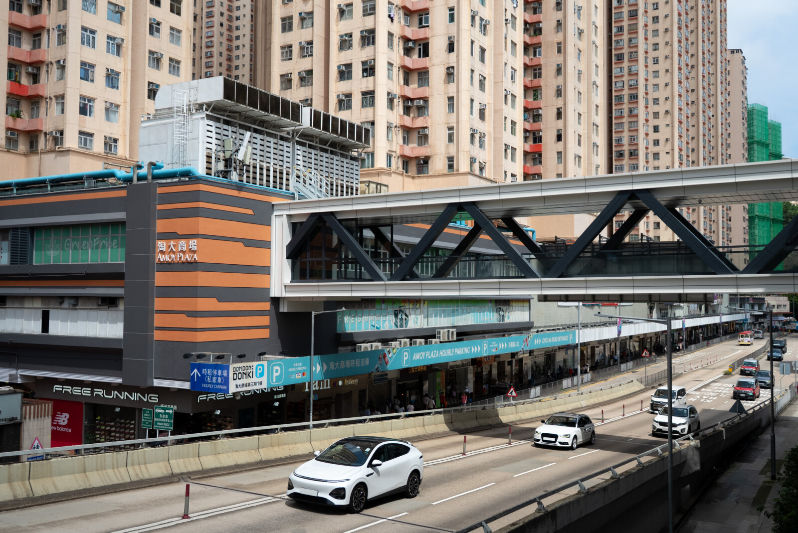 淘大行人天橋連接淘大商場、東九文化中心及九龍灣港鐵站，為居民、上班人士及訪客提供全天候、有蓋及無障礙的便捷通道。