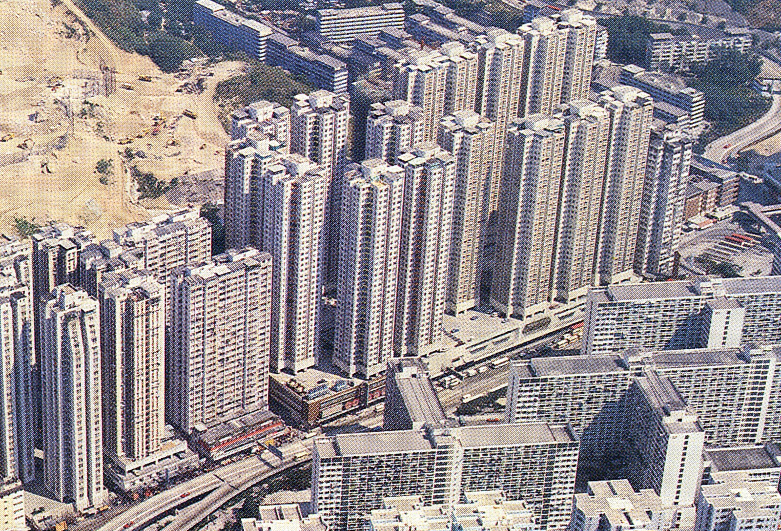淘大花園及淘大商場於1981年落成，為九龍灣早期重要住宅及商業發展項目之一。