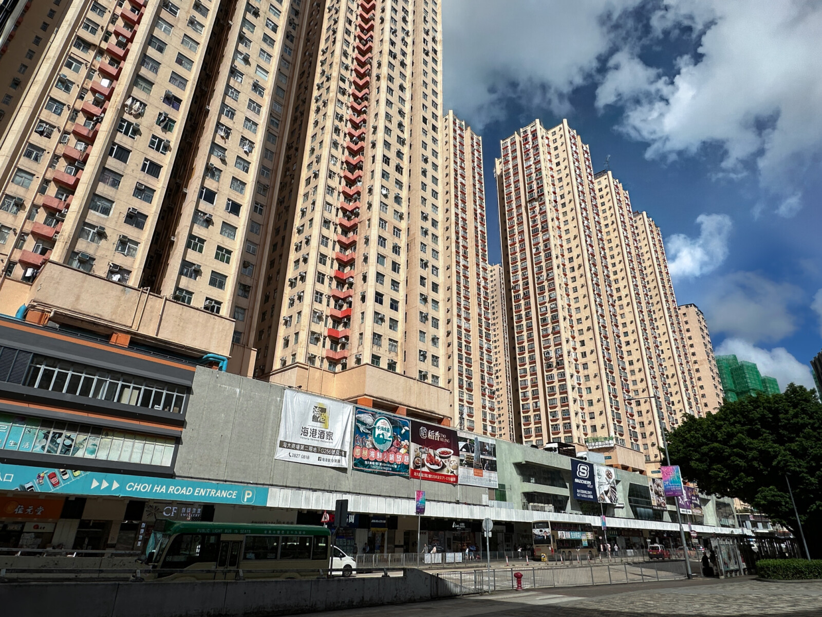 淘大花園及淘大商場屹立九龍灣多年，是兼具住宅與零售功能的綜合發展項目，亦見證恒隆早期以整體規劃和協同發展建設社區的概念。